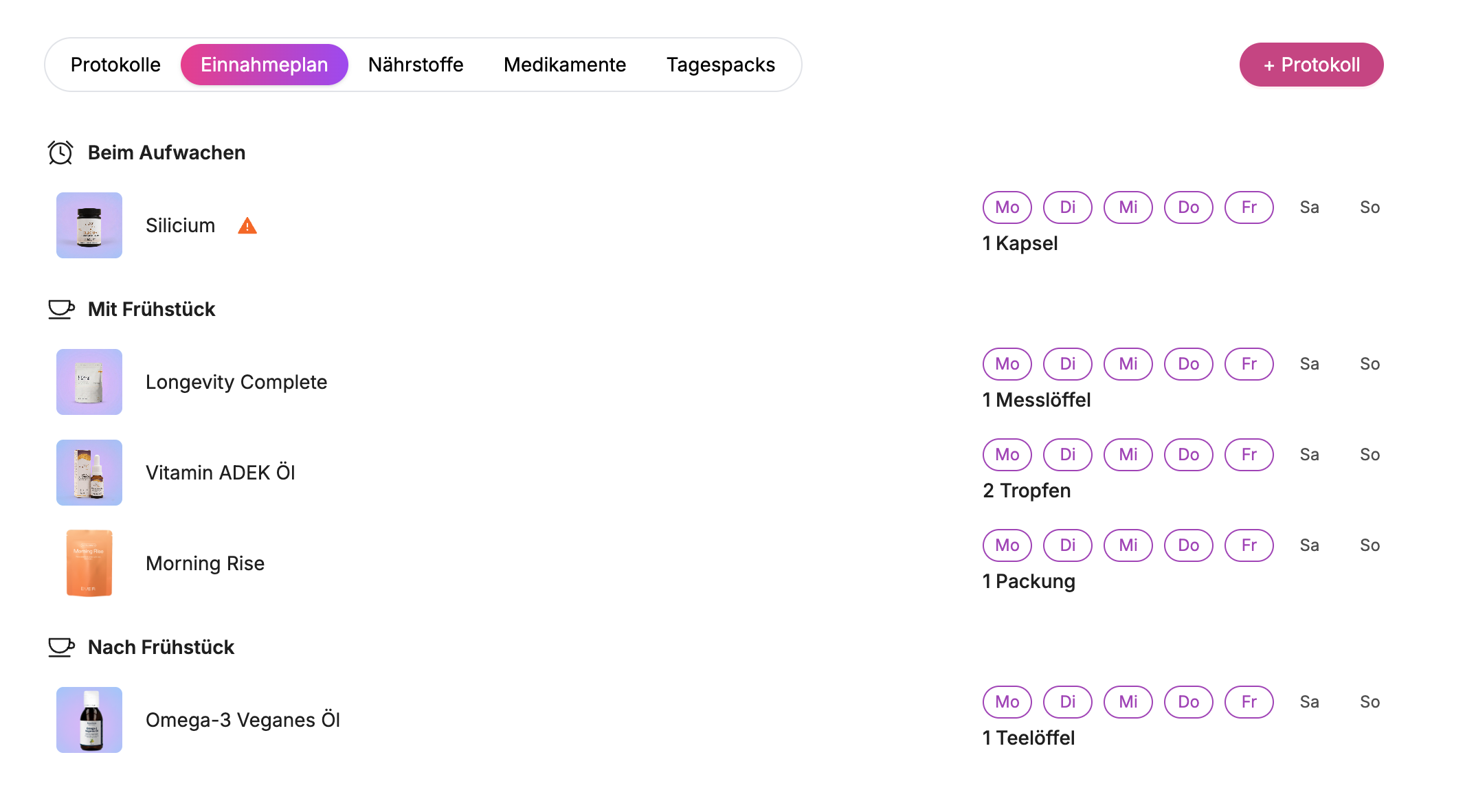 Einnahmeplan im EVER Workspace: Produkte nach Tageszeit gruppiert, jeweils mit Portion wie 1 Kapsel, 1 Messlöffel oder 2 Tropfen und den Wochentagen der Einnahme, fiktive Demo-Daten