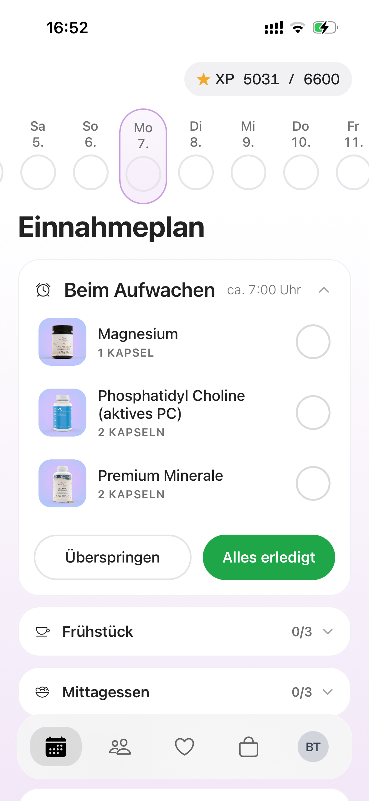 EVER App sur smartphone : écran complet du plan de prise avec la barre de la semaine, le bloc du réveil à 7 h avec trois produits, les boutons pour passer ou tout valider, et les blocs petit-déjeuner et déjeuner
