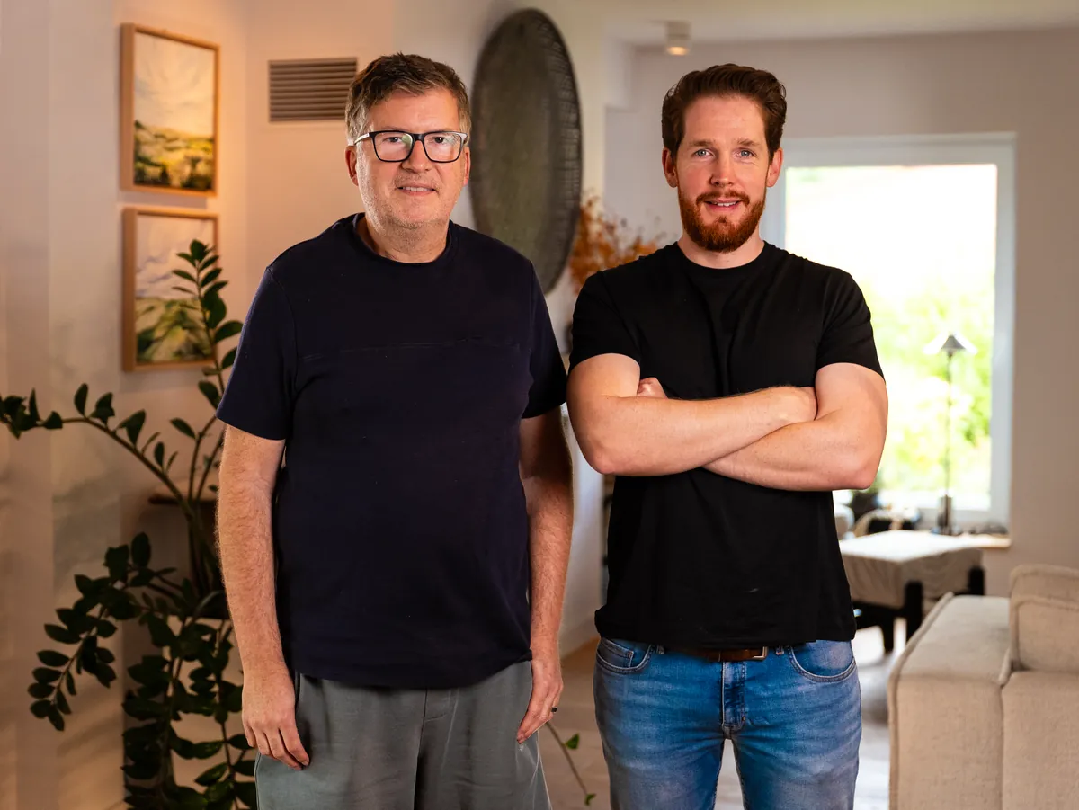 Reiner Kraft and Johannes Bracke, the founders of EVER, side by side in a bright living room